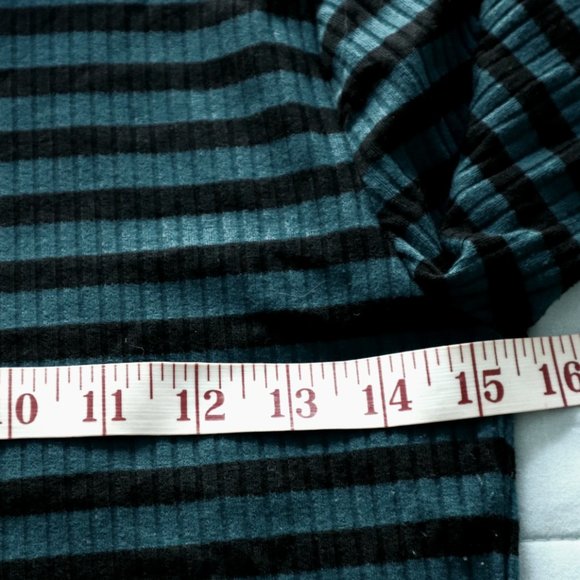 Forever 21 Striped Crop Long Sleeve - Picture 4 of 5